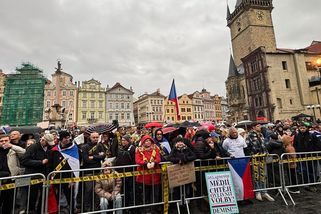 Na Staroměstském náměstí se scházejí demonstranti - Novinky